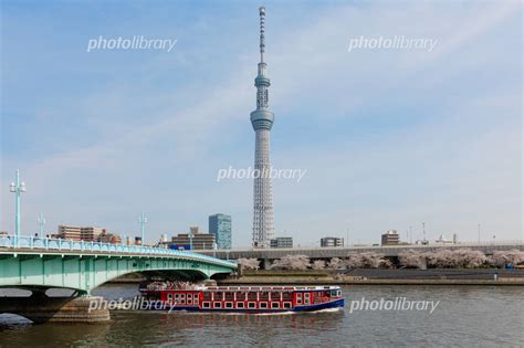 言問橋を航行する隅田川の遊覧船と東京スカイツリー 写真素材 3038482 フォトライブラリー Photolibrary