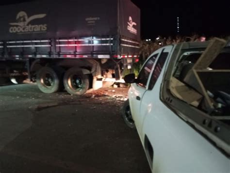 Homem Fica Ferido Ap S Colidir Autom Vel Na Traseira De Carreta Estacionada