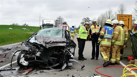 J Hriger Autofahrer Bei Zusammensto Mit Sattelzug Get Tet Aalen