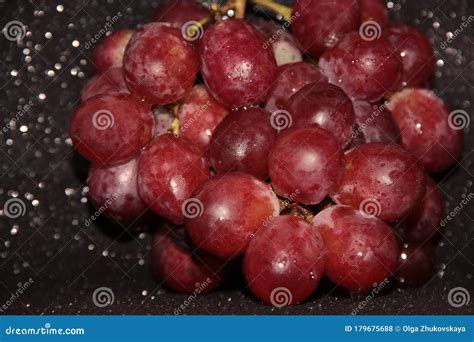 Aglomerados De Uvas Sobre Fundo Preto Brilhante Foto De Stock Imagem