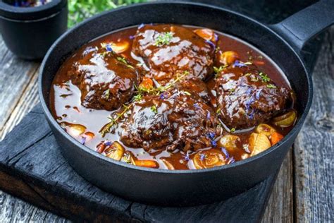 Geschmorte Ochsenbäckchen in Rotweinsoße Weihnachtsbraten rezept