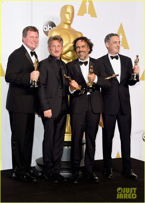 Sean Penn Presents Biggest Award to 'Birdman' at Oscars 2015: Photo ...