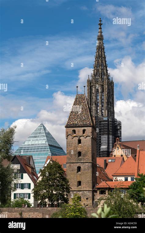 Glaspyramide Mit Zentralbibliothek Fotos Und Bildmaterial In Hoher