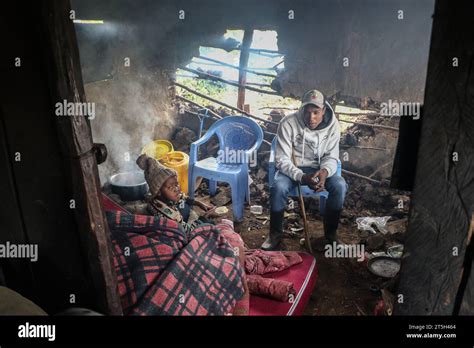 Narok Kenya 3 novembre 2023 Un homme et un garçon sont assis dans