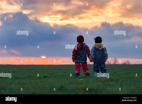 Hermanos Viendo El Atardecer Fotografías E Imágenes De Alta Resolución