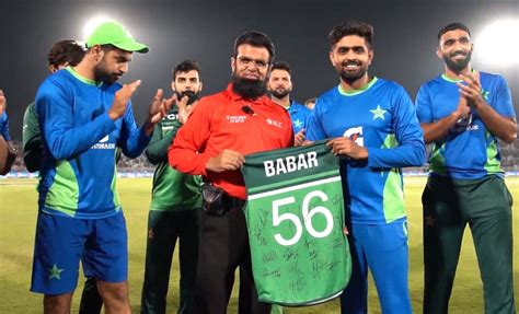 Watch Pakistan Team Presents A Signed Jersey To Umpire Aleem Dar As