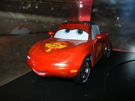 Disney Store 1:18 Scale LIMITED Lightning McQueen & Mia and Tia DISPLAY ...