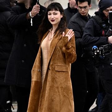 Úrsula Corberó impacta en Paris Fashion Week con un vestido