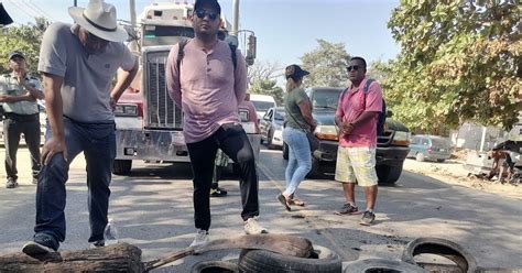 Bloquean Maestros La Carretera Federal Acapulco Zihuatanejo Durante