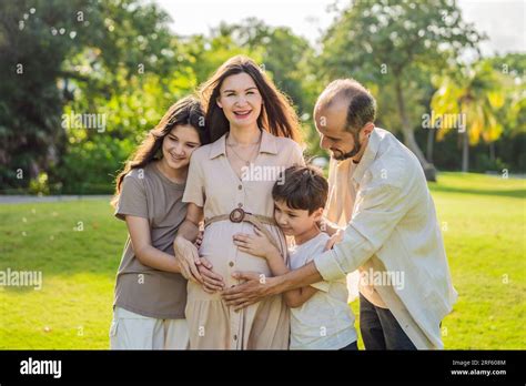 Une Famille Aimante Profitant Dune Promenade Tranquille Dans Le Parc