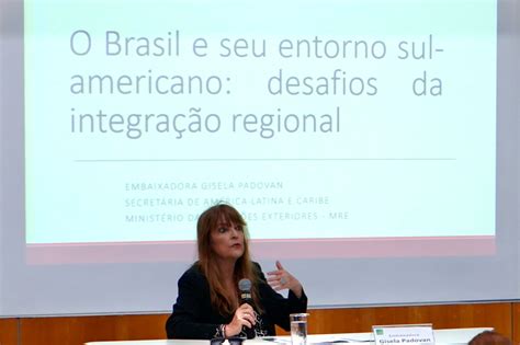 Embaixadora Ministra Palestra No Curso De Geopol Tica E Defesa Escola