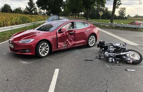 Nach Kollision Mit Tesla Motorradfahrer Stirbt In Klinik