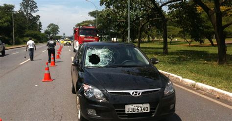 G1 Idoso é atropelado ao descer do ônibus em via de Brasília