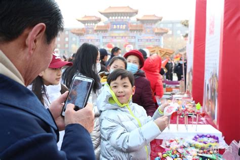 呼和浩特：社火巡游闹元宵 非遗剪纸庆冬奥央广网