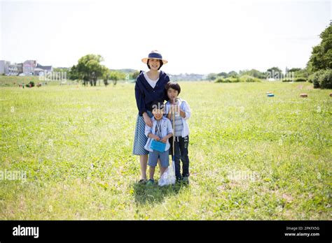 Siblings Outdoors Hi Res Stock Photography And Images Alamy