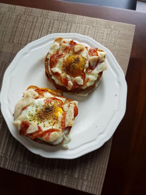 Egg in a hole toast with cheese and salami [Homemade] : food