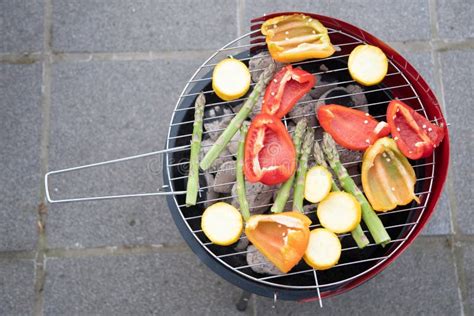 Barbacoa De Verduras Crudas Coloridas En Una Parrilla Sobre Tablas De