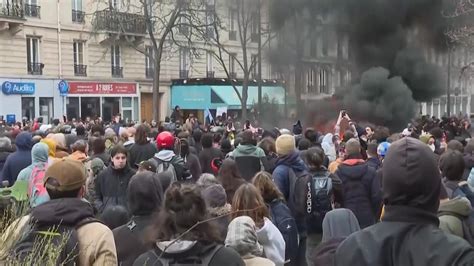 Video Protests continue, escalate after Macron pushes through pension ...