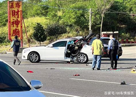 中国台湾发生车祸，摩托车撞奔驰，摩托车嵌入车内，车手凶多吉少