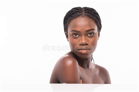 Belle Jeune Femelle Africaine Touchant Sa Peau D Isolement Sur Le Fond