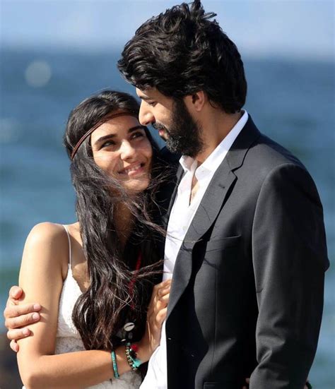 Tuba Buyukustun as Elif Denizer and Engin Akyürek as Ömer Demir in the