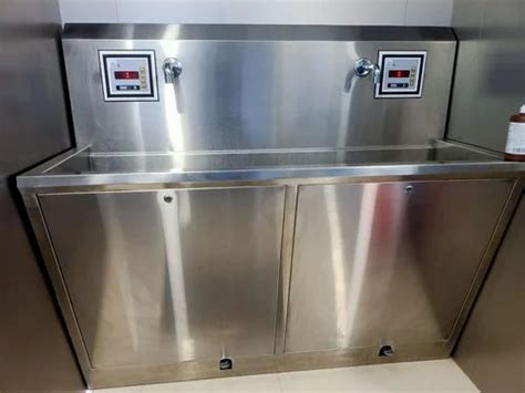 Sensor Inbuilt Silver Stainless Steel Surgical Scrub Sink Station