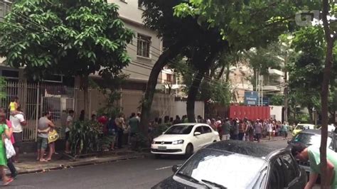 V Deo Dezenas De Pessoas Fazem Fila Para Tomar Vacina Em Posto De