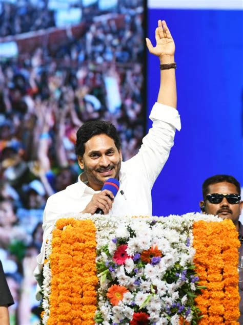 అనకాపల్లిలో వైఎస్సార్‌ చేయూత నిధులు జమ చేసిన సీఎం జగన్‌ ఫొటోలు Cm