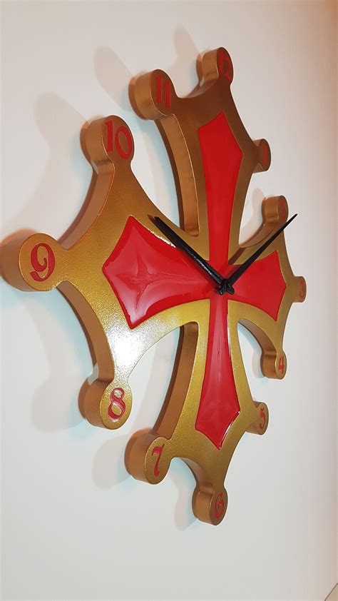 Grande horloge murale en bois originale croix occitane doré et résine