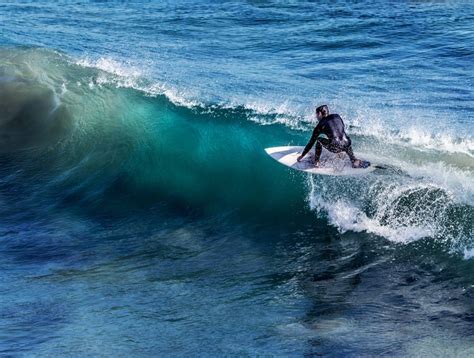 Pantai Terbaik Yang Menjadi Surga Bagi Peselancar Di Indonesia