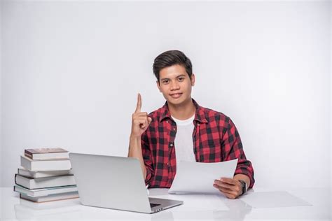 Un hombre que usa una computadora portátil en la oficina y hace un