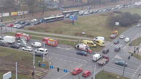 Wypadek na rondzie Fordońskim w Bydgoszczy Samochód zderzył się z