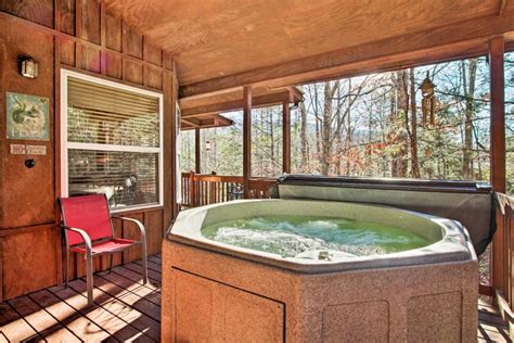 Hotels with HOT TUB in Room in Gatlinburg ️ Suites 2023 & Romantic