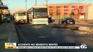 Bom Dia Alagoas Motorista Perde Controle De Carro Bate E Derruba