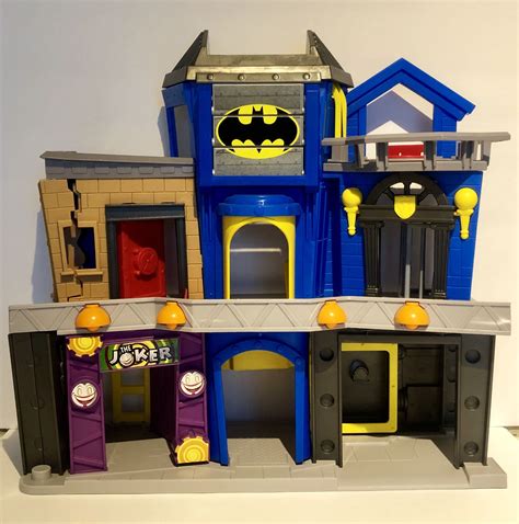 Fisher Price Imaginext DC Super Friends Batman Gotham City Bruce Wayne