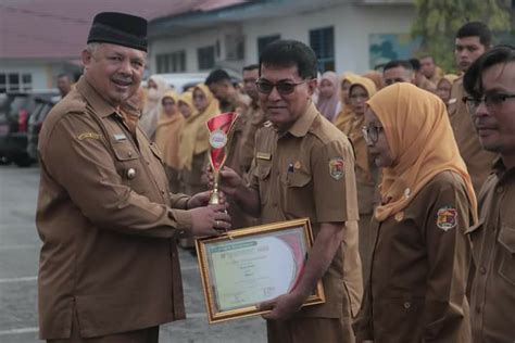 Wako Solok Serahkan Penghargaan Yang Diraih