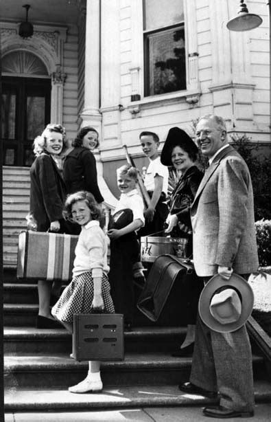 Governor Earl Warren and his family arriving at the Governor's Mansion ...