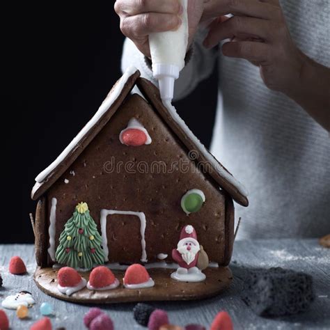 Hombre Joven Que Hace Una Casa De Pan De Jengibre Imagen De Archivo Imagen De Persona Navidad