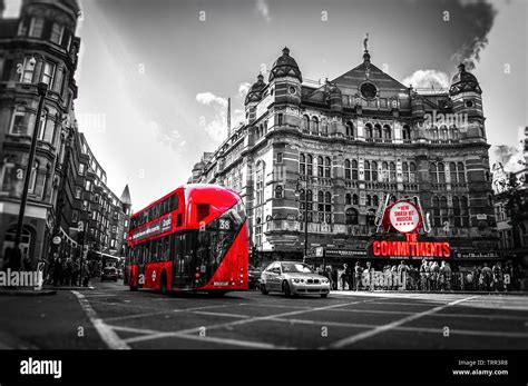 London Black And White Red Wallpaper