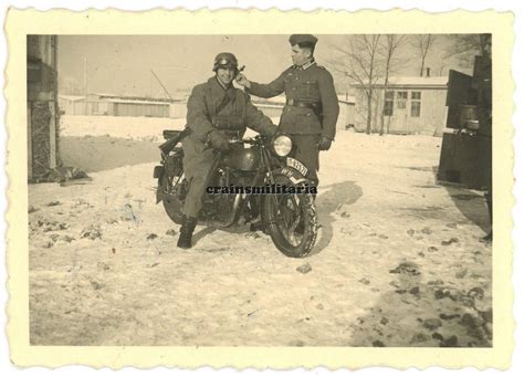 Orig Foto Heer Kradmelder mit Motorrad Mantel BMW Zündapp NSU DKW