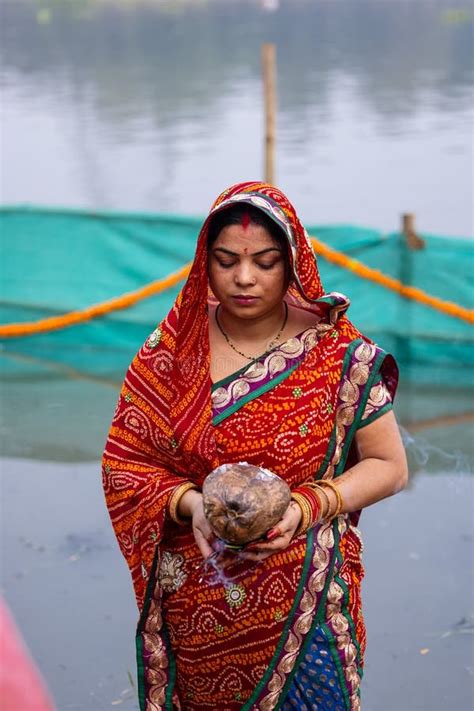 Indian Woman Worship Lord Sun During Chhath Puja Editorial Image