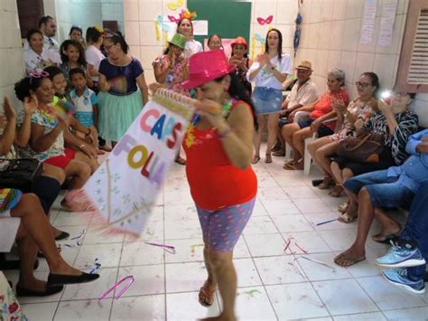 Caps Folia Re Ne Usu Rios E Familiares Ao Som De Marchinhas De Carnaval