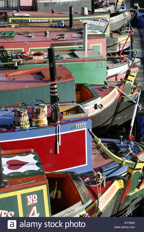 Brightly Coloured Narrowboats Hi Res Stock Photography And Images Alamy