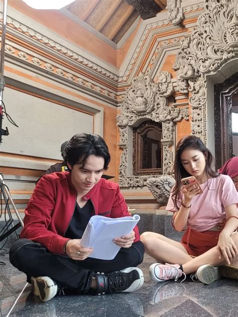 5 Potret Natasha Wilona Syuting Bareng Farhan Rasyid Di Serial Firasat