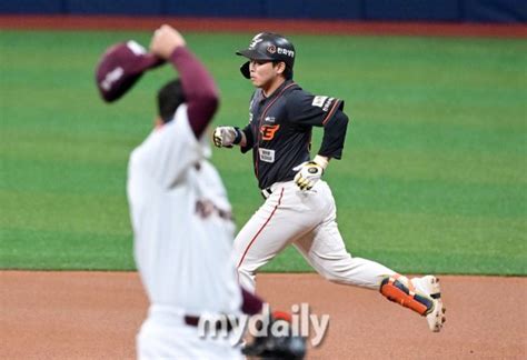 Md포토 문현빈 김선기 상대로 1회 선두타자 홈런 네이트 스포츠