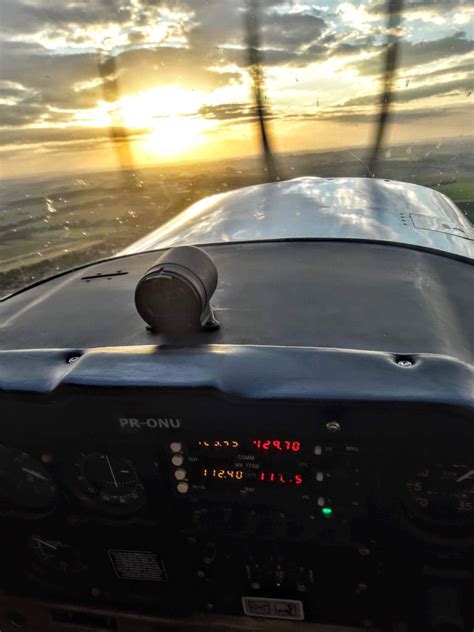 Cessna 152 cockpit sunset | Aviação, Aviao