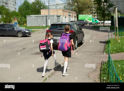 Deux écolières Rentrent à La Maison Avec Des Sacs à Dos Les Filles