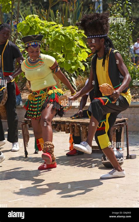 Traditional Dancer Zimbabwe Hi Res Stock Photography And Images Alamy