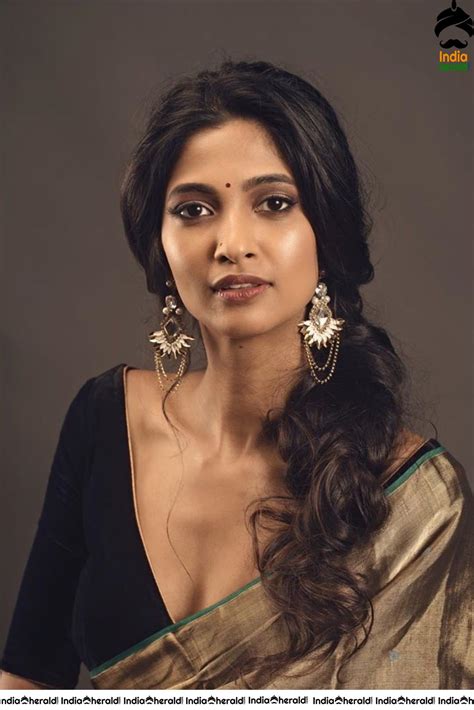 Keerthy Pandian Hot In Saree For The Recently Held Zee Cine