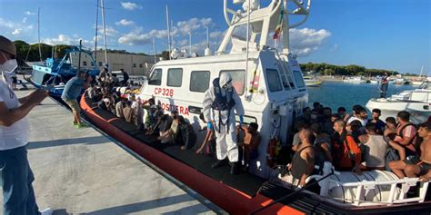 Nuovo Sbarco Nel Porto Di Roccella Ionica Arrivati 97 Migranti